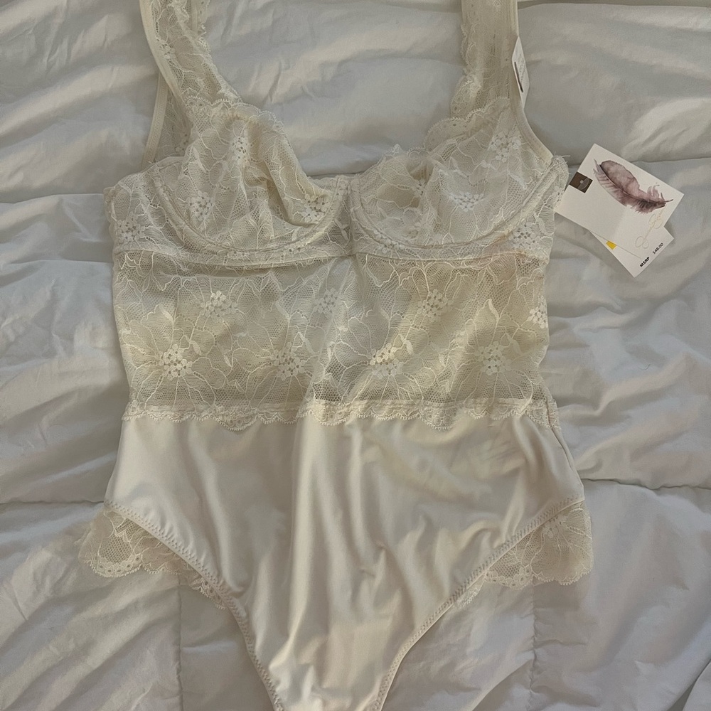 NWT Jessica sympson Lace Bodysuit in Cream